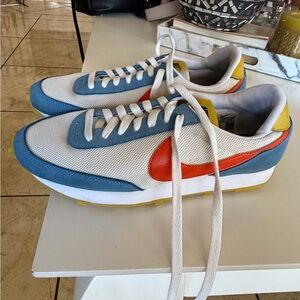 Nike Women's Daybreak sneakers in the University Blue and Orange colorway